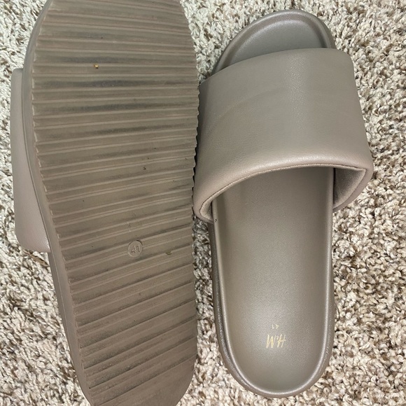 H&M Slides/SOLD - Picture 5 of 9